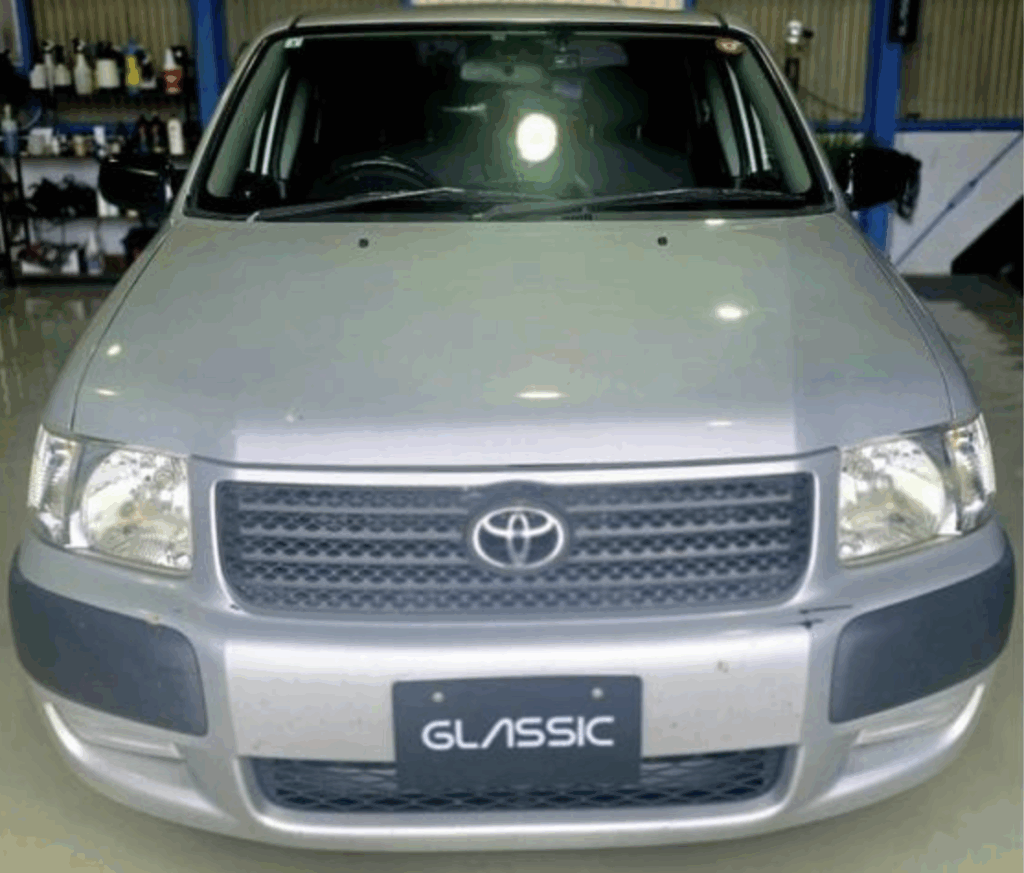 トヨタ プロボックス フロントガラスリペア入庫時のフロントビュー｜GLASSIC