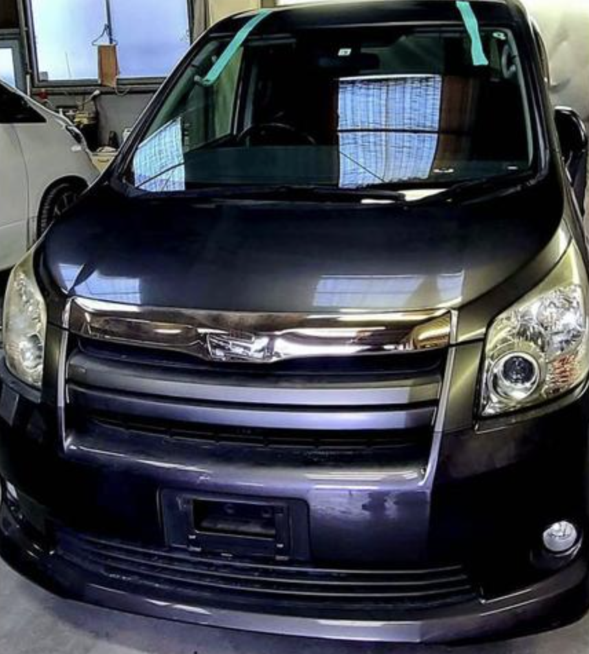 トヨタ ノア ZRR70 フロントガラス交換 吹田市 GLASSIC（グラシック）