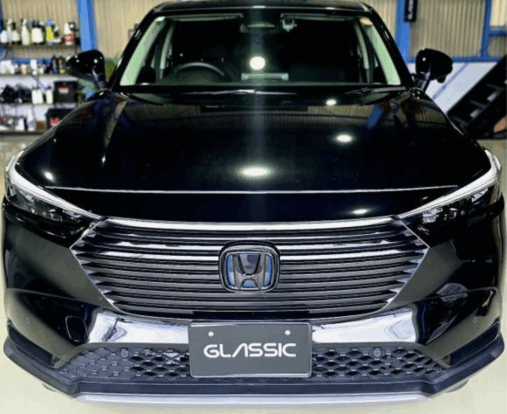 ホンダ ヴェゼル（RV5）フロントガラスリペア入庫時のフロントビュー｜GLASSIC