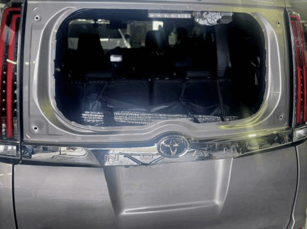 トヨタ ノア（ZRR80）リアガラスが割れた交換前のバックドア開口部｜GLASSIC