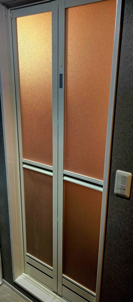 室内の明るさと目隠し性を両立した脱衣所ドアの完成写真｜ガラス修理・交換事例