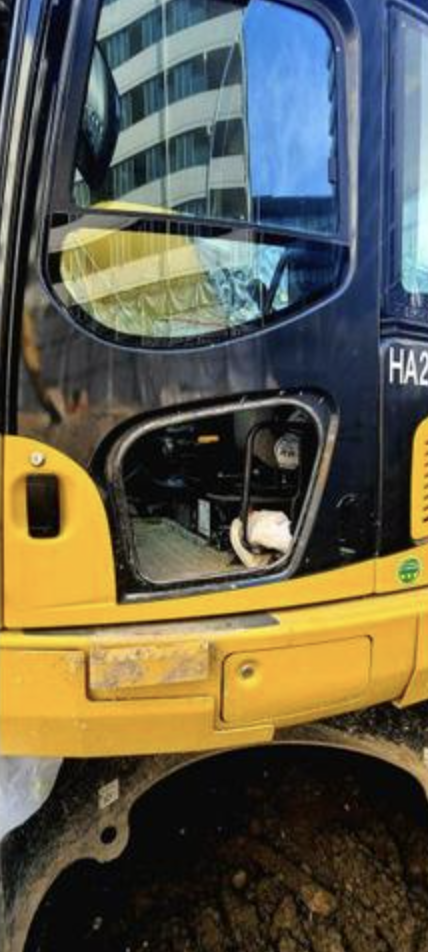 大阪市 ショベルカー　重機のガラス交換｜GLASSIC（グラシック）大阪府豊中市の自動車ガラス専門店