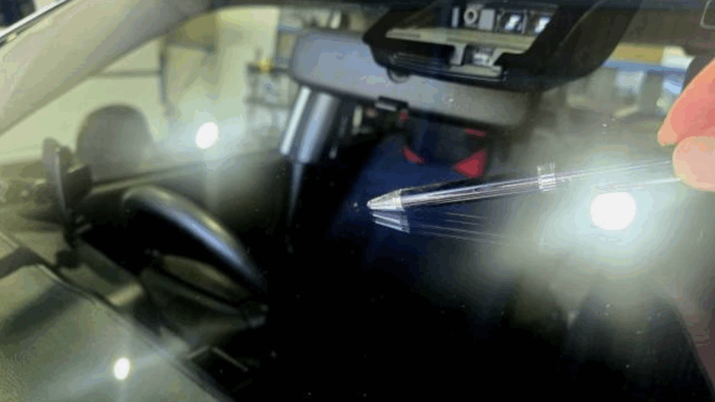 飛び石キズ2箇所の拡大確認を行う様子（プロボックス）｜大阪市平野区GLASSIC