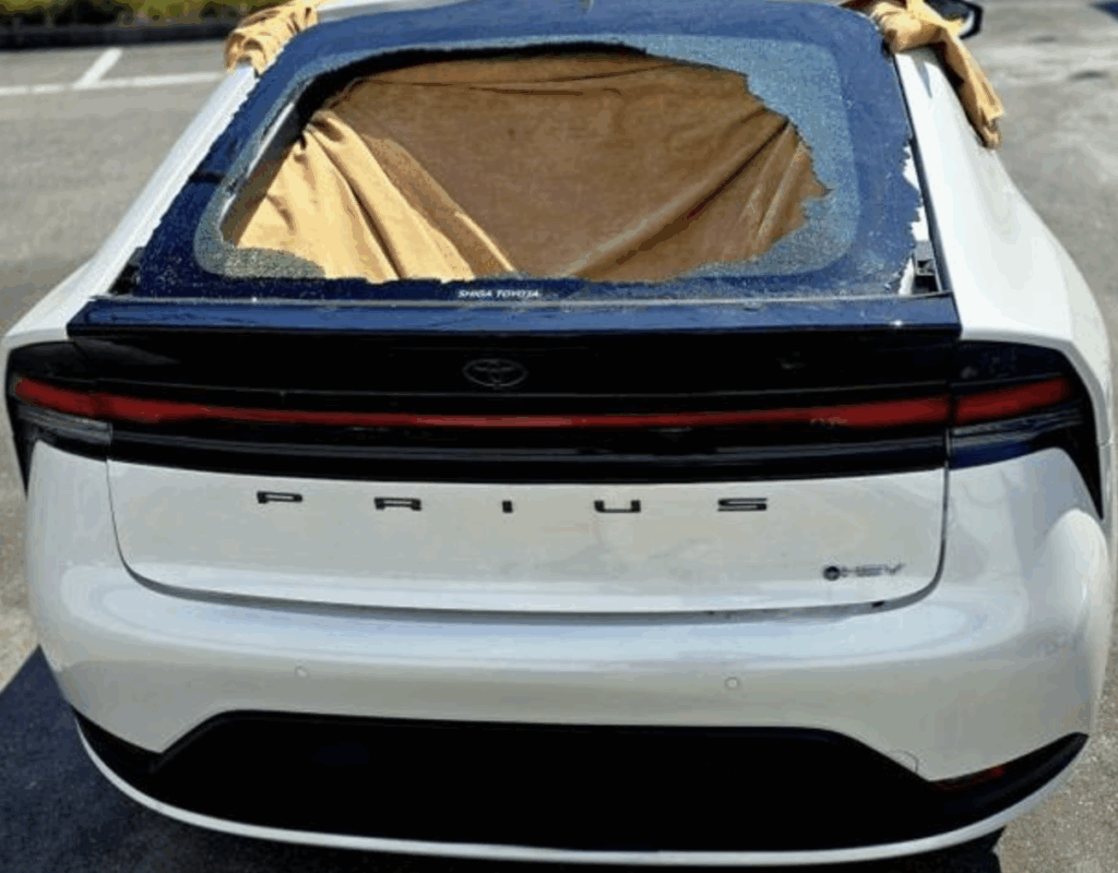 トヨタ プリウス（MXWH60）割れたリアガラスの撤去前状態｜GLASSIC