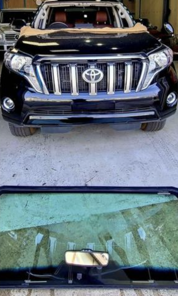 ランドクルーザープラド TRJ150 社外品ガラス 交換作業の様子 東大阪市 GLASSIC