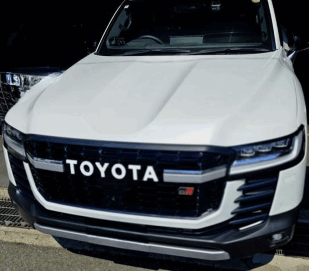 トヨタ ランドクルーザー300（FJA300）フロントガラスリペア入庫時のフロントビュー｜GLASSIC