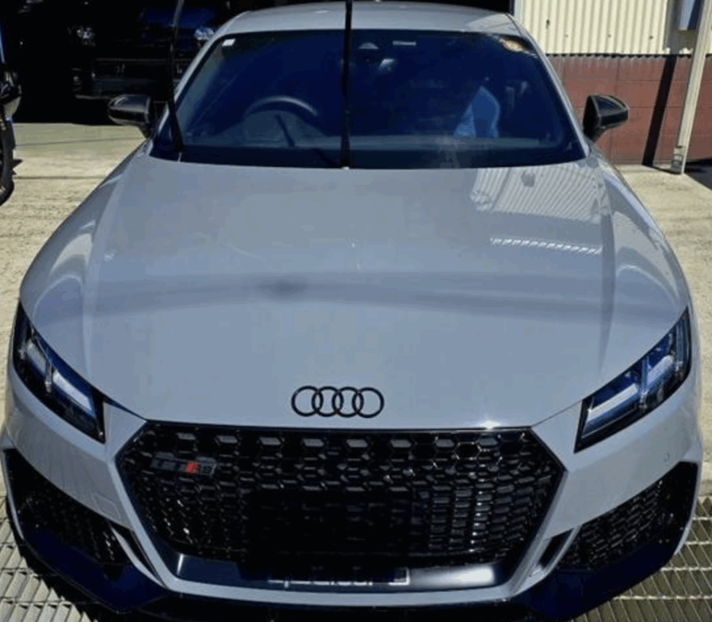アウディTT フロントガラス プロテクションフィルム剥がし作業中｜大阪市北区のGLASSIC（グラシック）