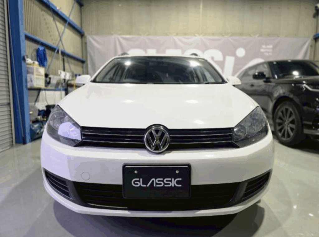 vw-golf-variant-rear-glass-replacement-working-scene