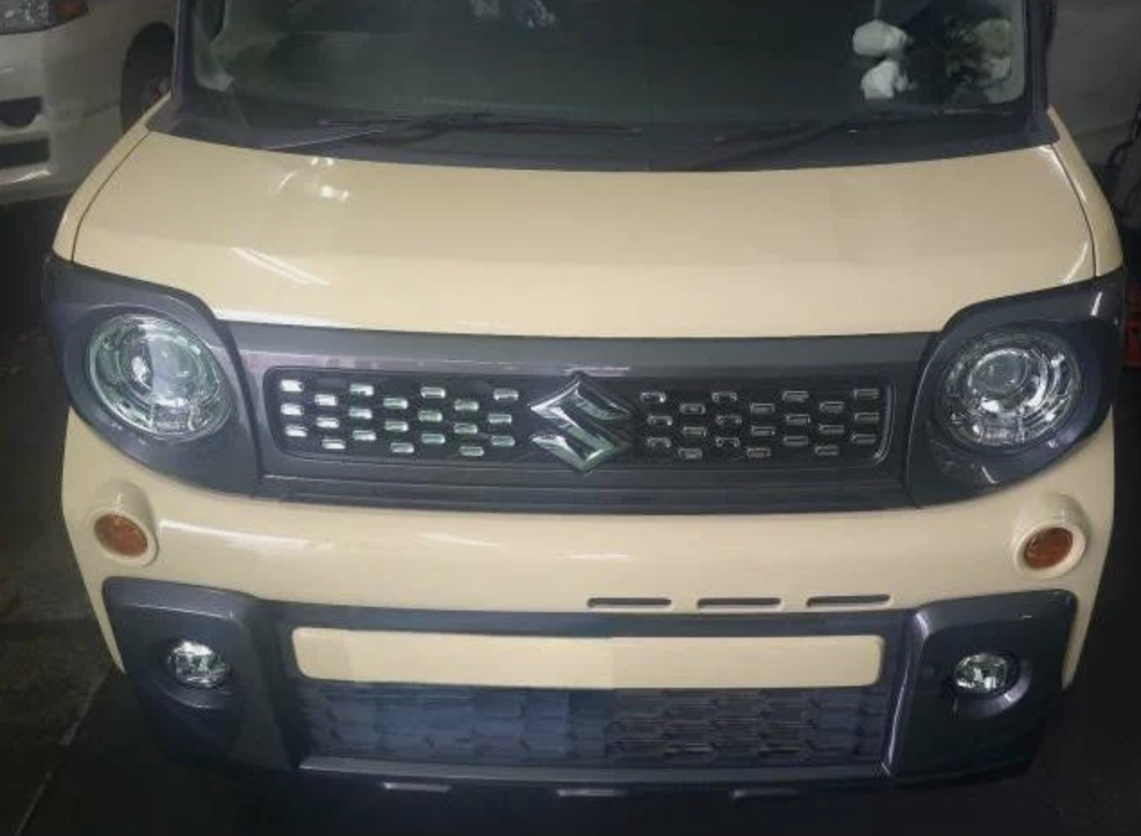 【施工前】スズキ スペーシアギア（MK53S）のフロントガラスにできた飛び石によるヒビ。運転席前で視界を遮る危険な状態。