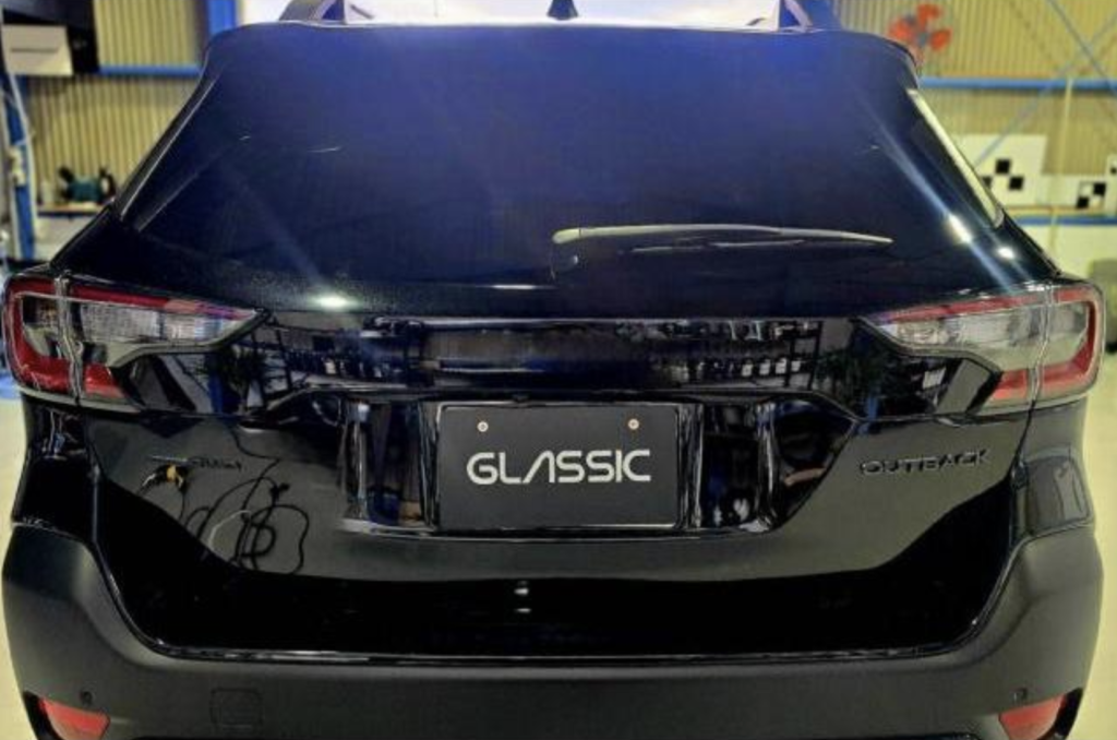 アウトバック BT5 リアガラス スモークフィルム透過率3%施工後の外観