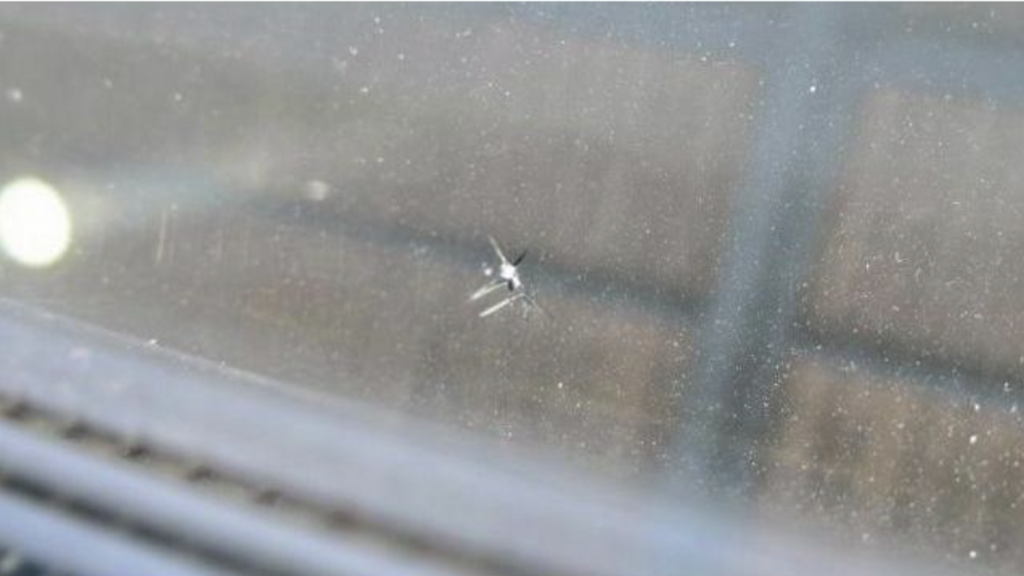 日産セレナC25 フロントガラス 飛び石 ヒビ割れ状態