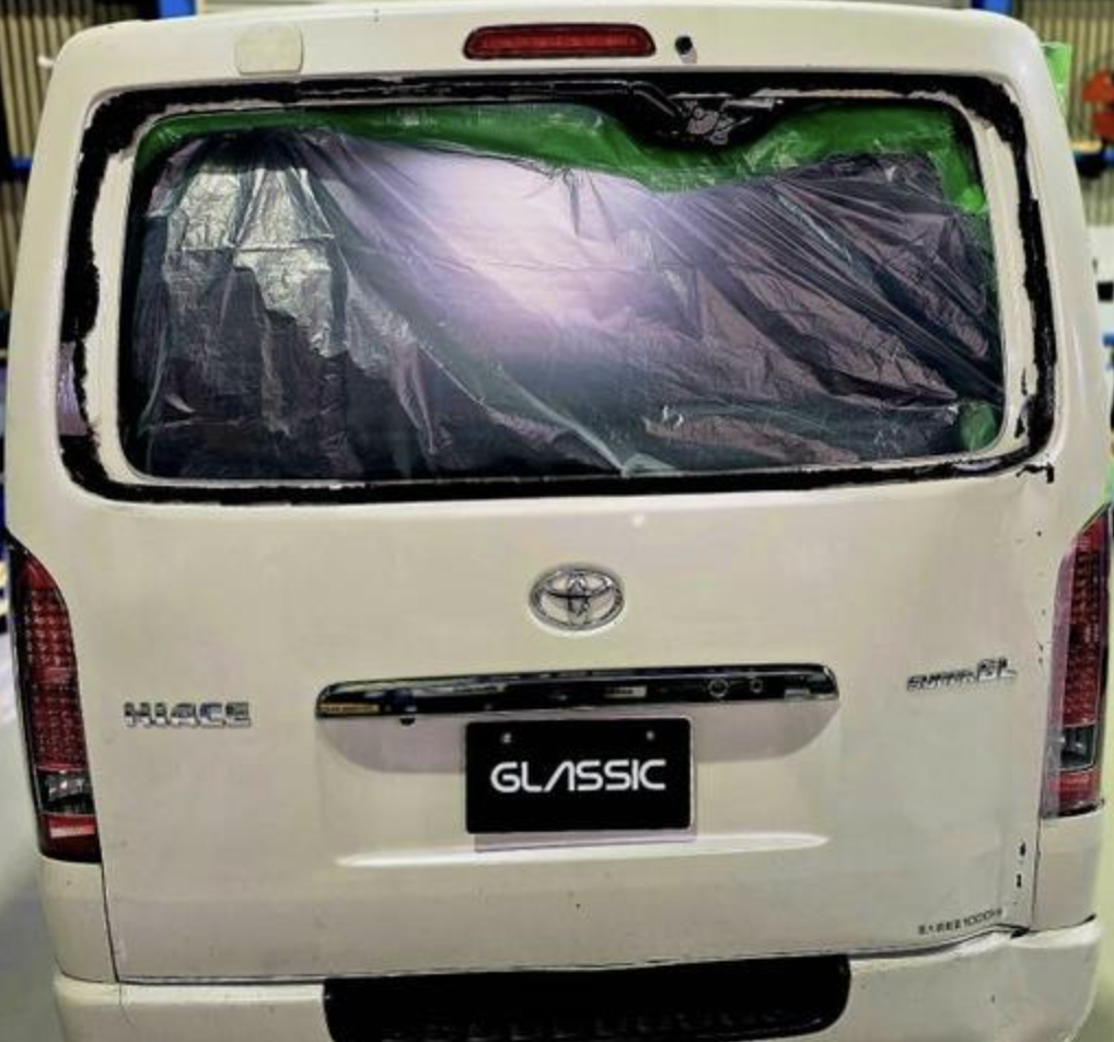 トヨタ ハイエース GDH201 リアガラス交換 施工前（兵庫県宝塚市）